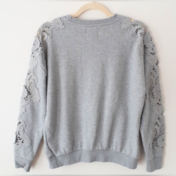 Mercer & Madison Grey Floral Crochet Sleeve Sweatshirt Top. S. HP! - Picture 7 of 13